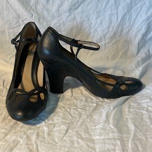 Kenneth Cole Reaction leather vintage style heels